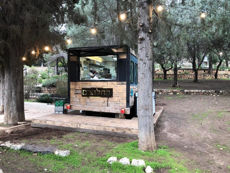 עגלת קפה החלוצים, ראש פינה