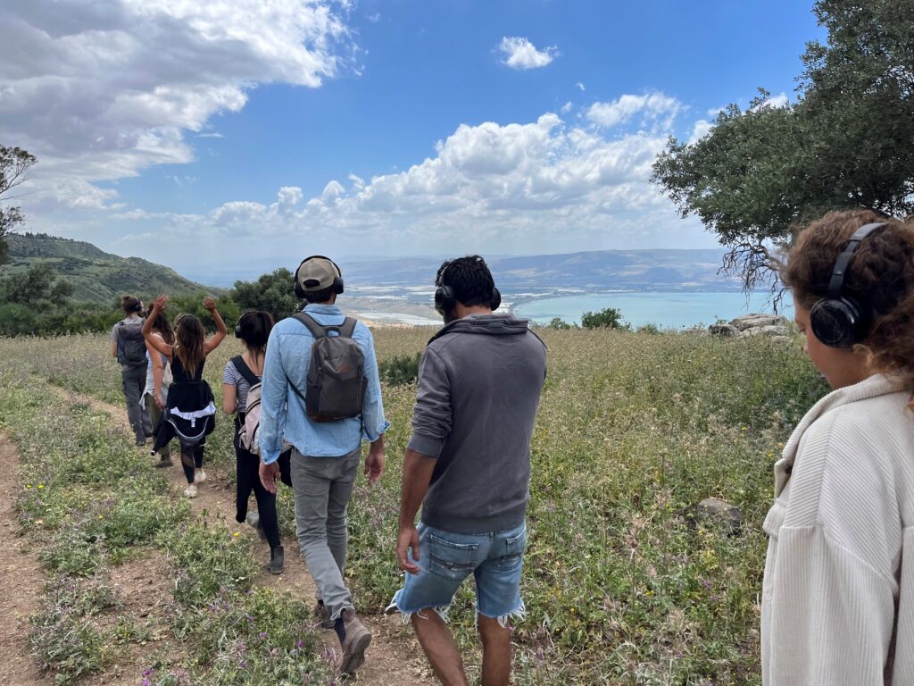 סאונדטראק — טיולי אוזניות בטבע, מיצר