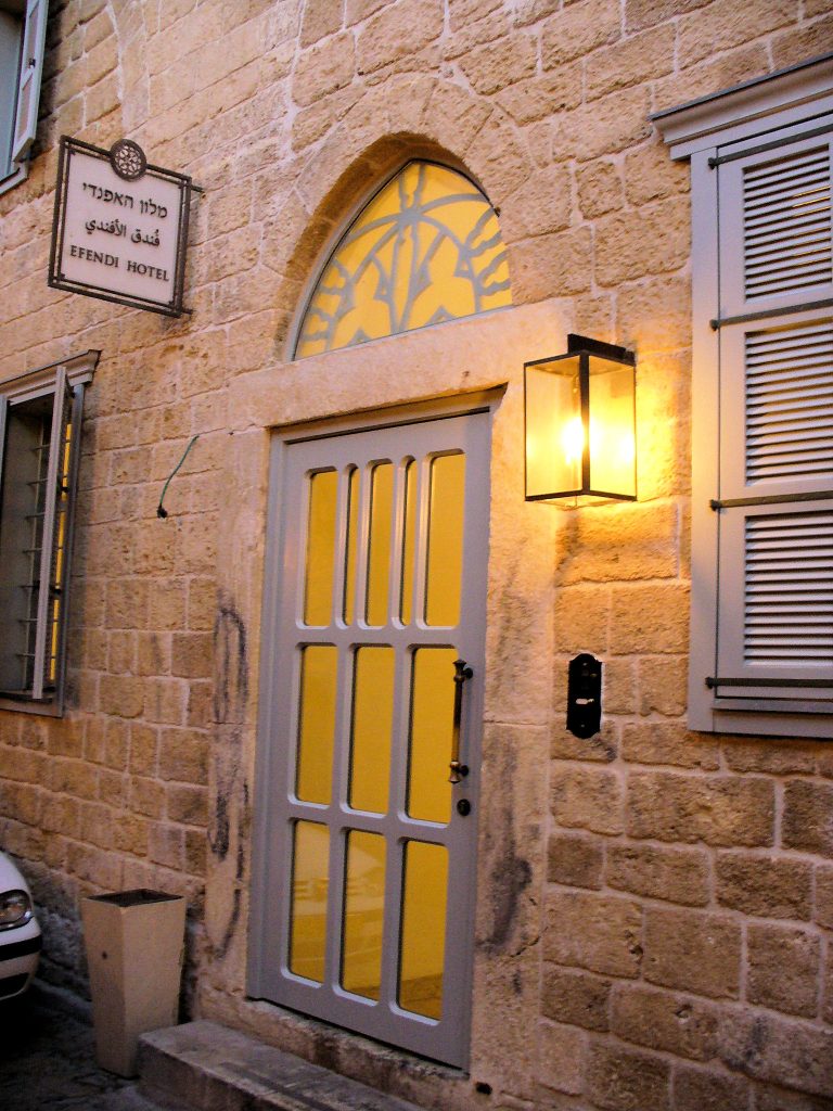 כניסת מלון האפנדי והשלט המזוהה בעכו העתיקה בצילום משנת 2012