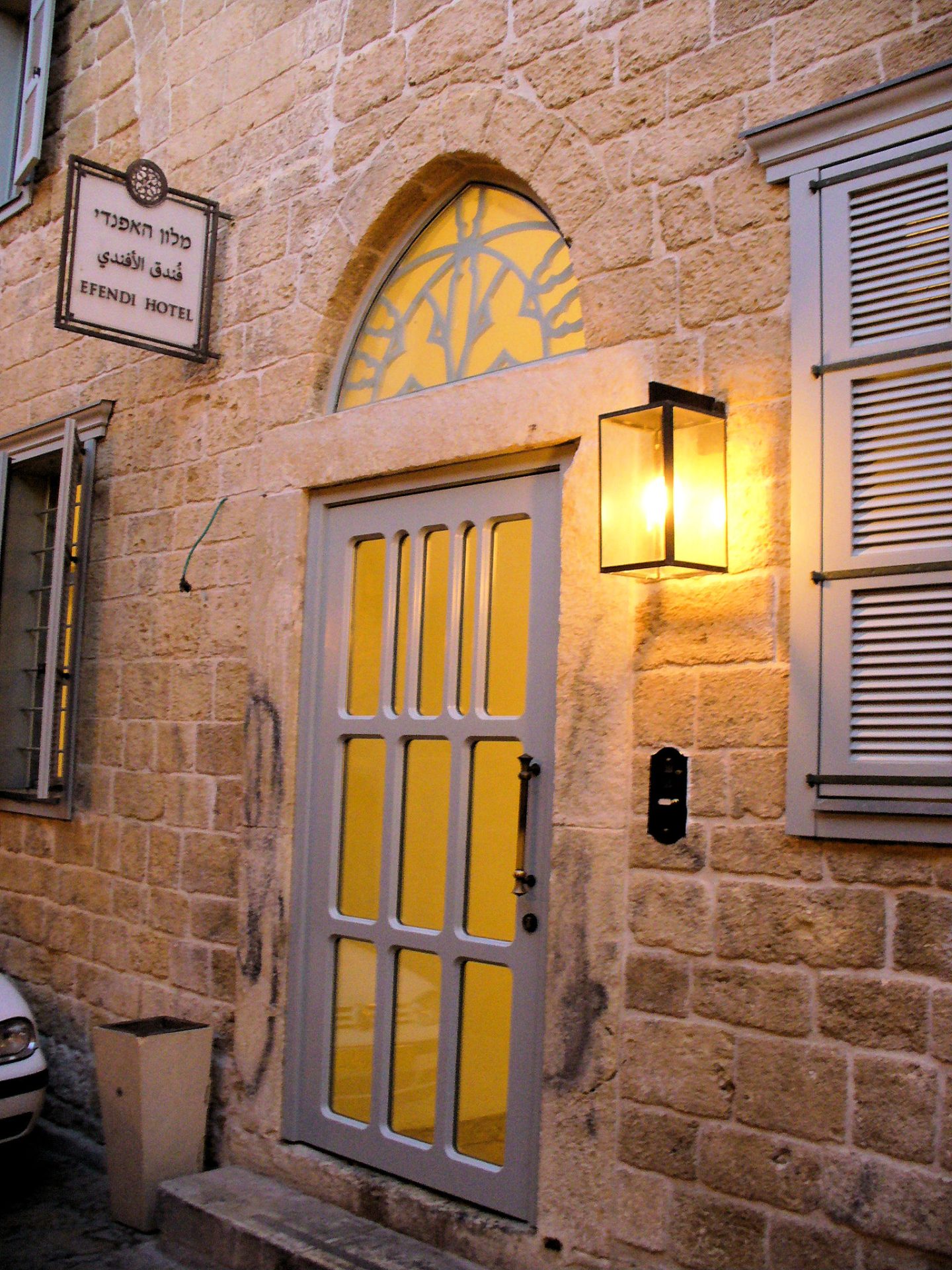 כניסת מלון האפנדי והשלט המזוהה בעכו העתיקה בצילום משנת 2012