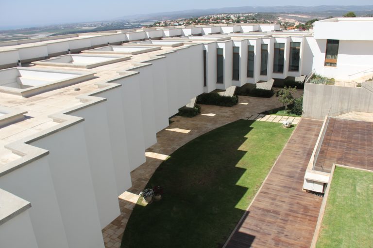 מבנה וחצר מתחם אלמא בזכרון יעקב בצילום משנת 2016