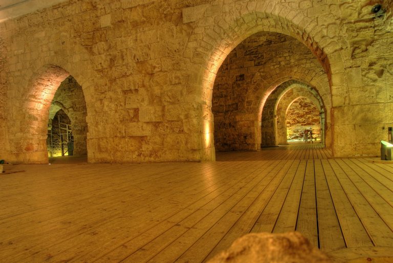 קשתות האבן והחלל הפנימי באולמות האבירים בעכו בצילום משנת 2013