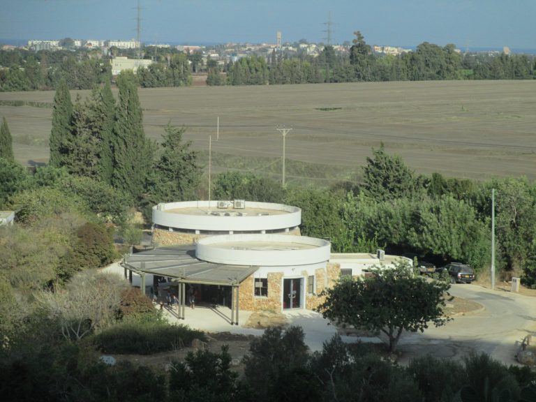 מבנה מרכז המבקרים בשמורת נחל המערות, צילום משנת 2016