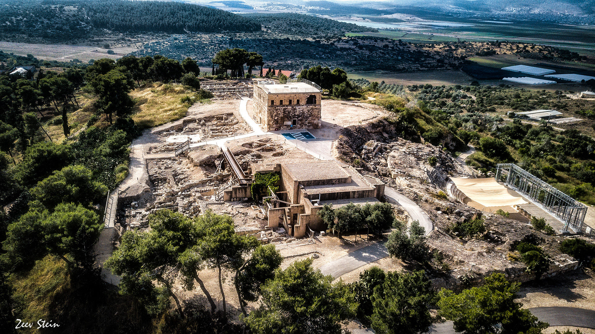 מבט ממעל על המצודה, שרידים ארכיאולוגיים והתיאטרון בגן לאומי ציפורי