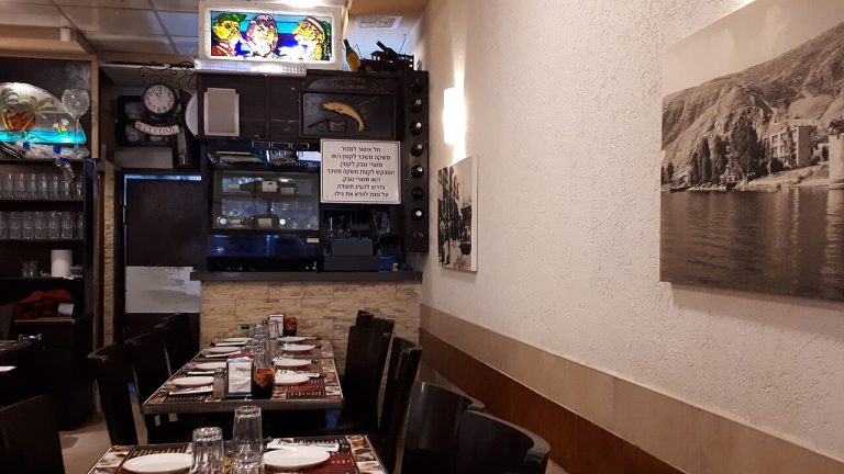 שולחנות ערוכים במסעדה בטבריה